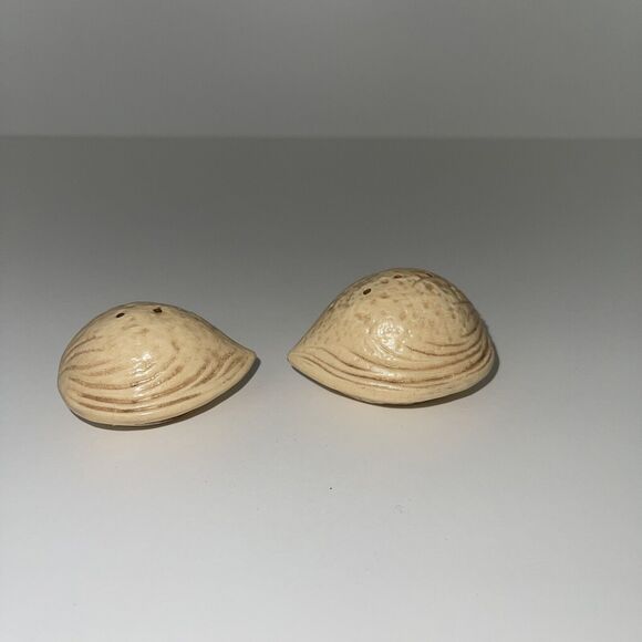 Vintage Beige Seashell Salt Pepper Shakers Ceramic Porcelain Santa Barbra Cali. - Picture 2 of 7